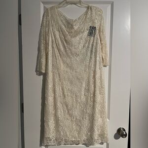 Valerie Ivory sheath Dress with beaded appliqués. 16. Never Worn. New with Tags.